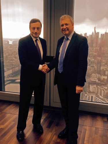 Markus Ferber und Mario Draghi in Frankfurt am Main